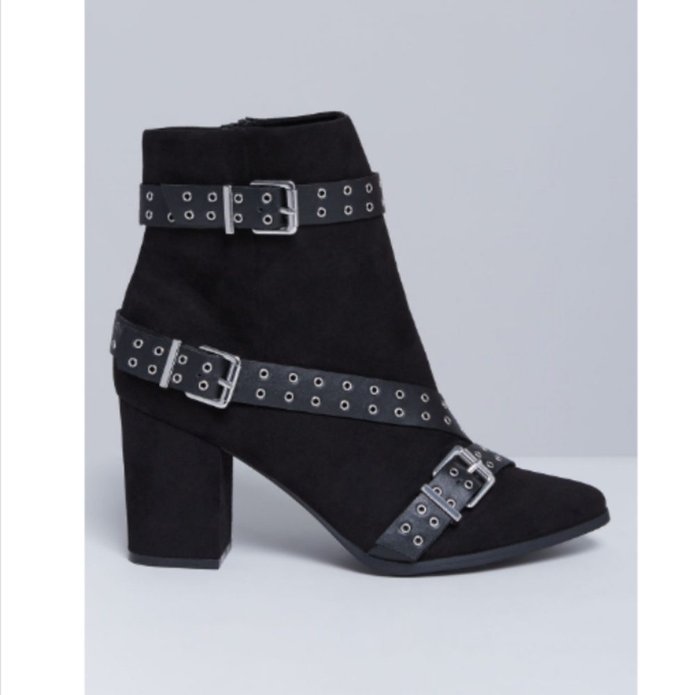 Heeled ankle boot with grommet straps 7w